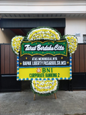 Papan Bunga Duka di Bale Kambang