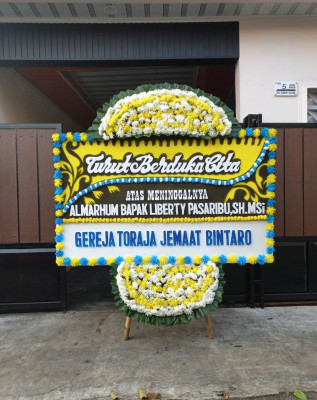 Papan Bunga Duka di Bale Kambang