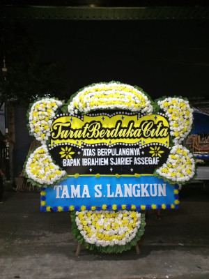Papan Bunga Duka di Bale Kambang