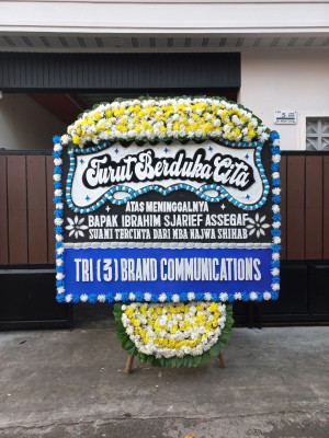 Papan Bunga Duka di Bale Kambang